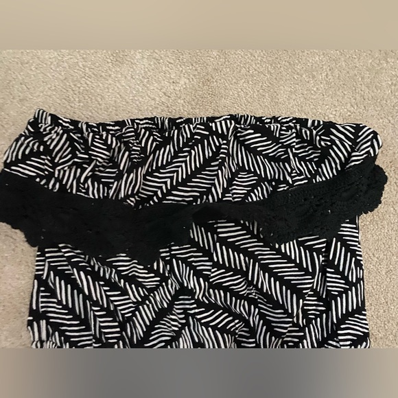 black and white patterned romper - Picture 4 of 4